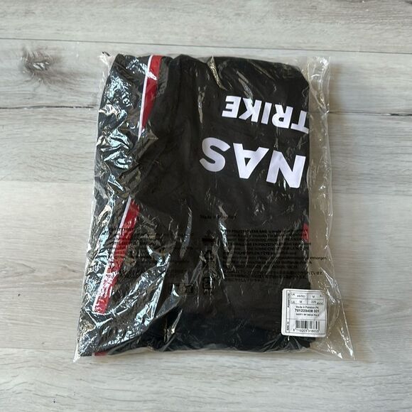 Mercedes Amg Patronas Officially Licensed Gear F1 2023 Team Polo Blk M NWT in pk - Picture 2 of 5